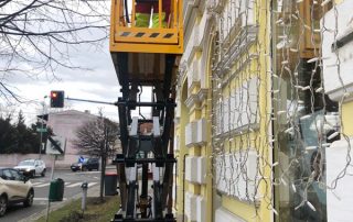 Kolb Scherenbühne bei Arbeiten an einer Hausfassade